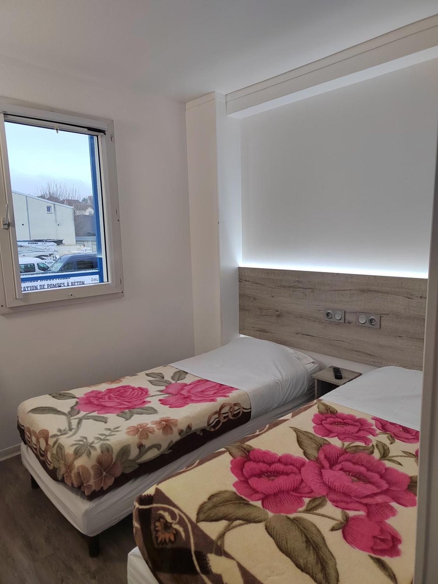 Alpha Hotel Bouafle Kültér fotó